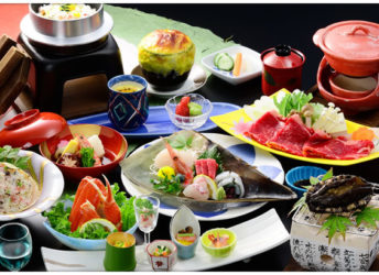 加賀野菜などの地元の味に舌鼓。料理長は数々の賞を受賞した方で日本料理のプロフェッショナル。