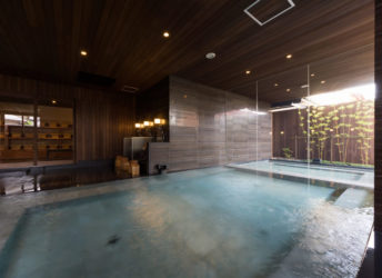 シックで高級感溢れる黒基調の大浴場「くろの湯」