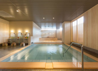 清潔感と洗練された白基調の大浴場「しろの湯」