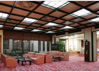 歴史と伝統を感じさせるロビーがお出迎え