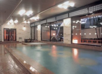 広々とした室内大浴場